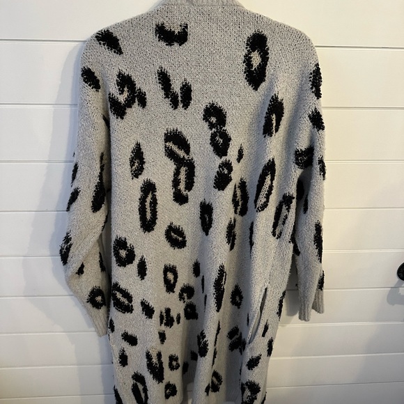 Knox Rose 🌹 leopard sweater LARGE - Picture 4 of 5